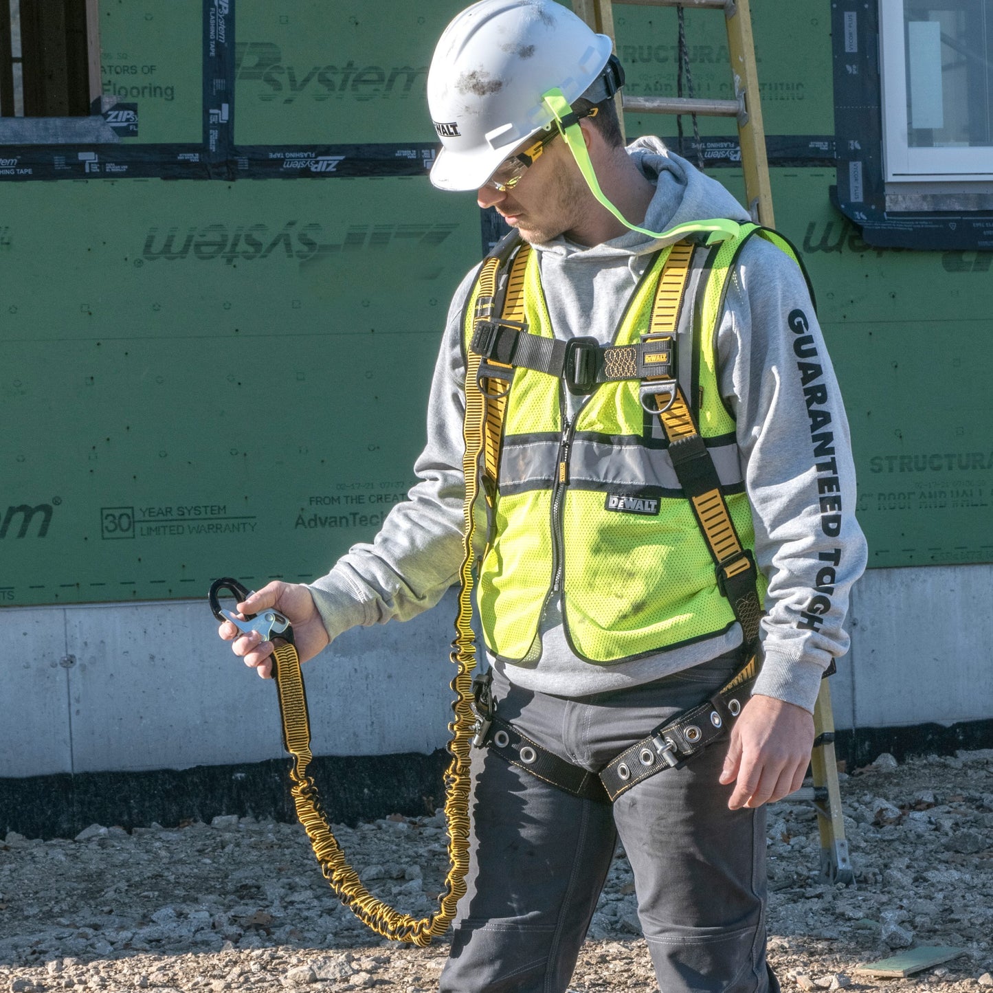DXFP612111 DEWALT 6 ft. (1.8 m) SINGLE LEG LANYARD Internal Absorber, with Steel Snap hooks on both ends
