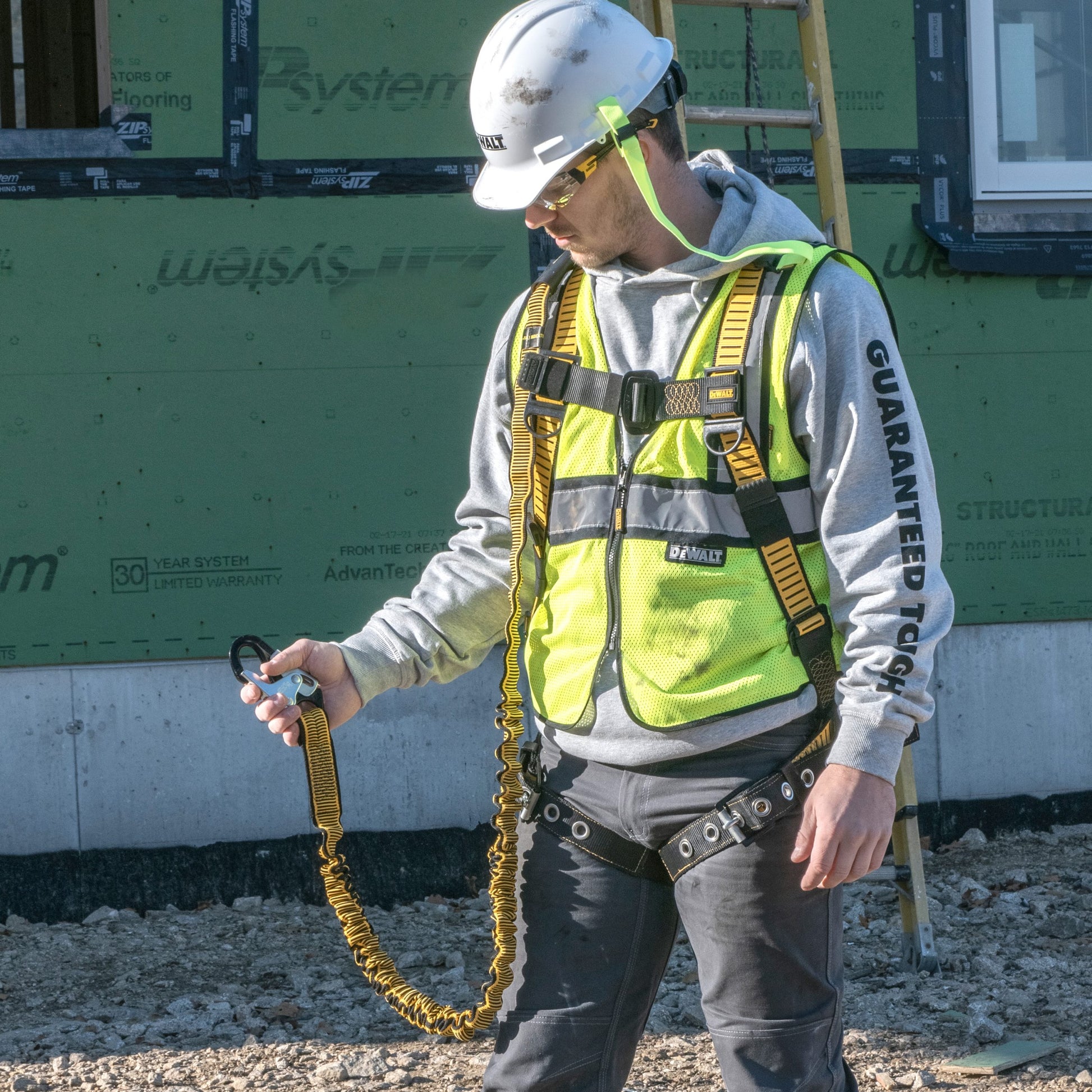 DXFP612111 DEWALT 6 ft. (1.8 m) SINGLE LEG LANYARD Internal Absorber, with Steel Snap hooks on both ends