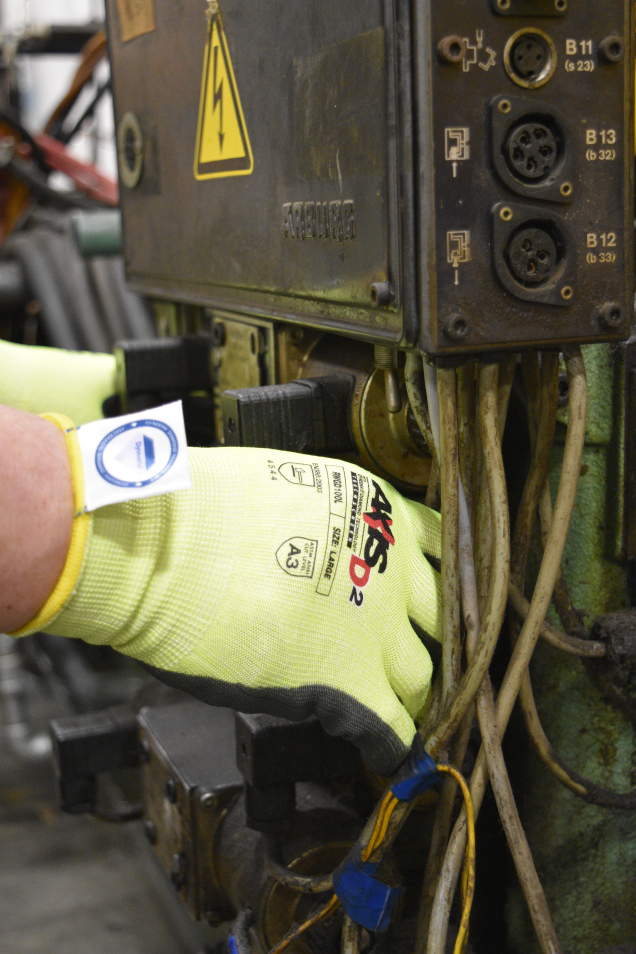 AXIS D2™ Dyneema® Cut Protection Level A4 Touchscreen Glove RWGD100
