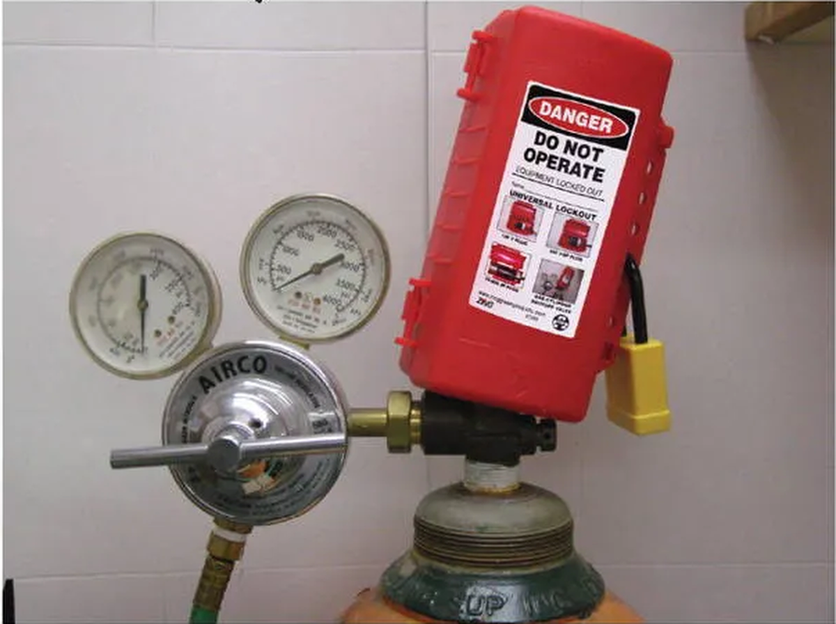 ZING Universal Forklift-Valve-Plug Lockout .. - official Zing product image 3