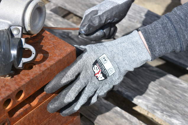Radians RWG566 AXIS™ Cut Protection Level A5 Touchscreen Work Glove